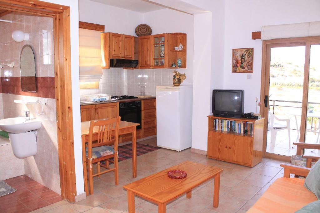 Ampelokipi Holiday Apartments Pissouri Room photo